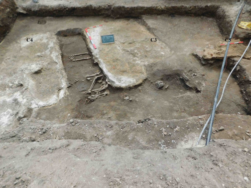 Fig. 6. Cercetările arheologice realizate la Biserica „Sfântul Dumitru-Poştă” 2021. Structuri de zid și complexe identificate; detaliu suprapunere C3-R5-M5.